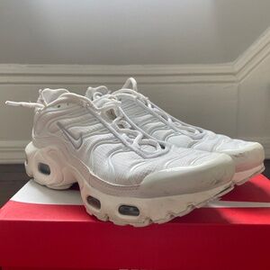 Nike Air Max Plus TN, White/White, Size 4.5 Big Kids